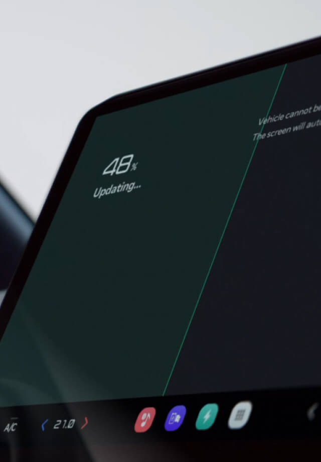 Infotainment-Bildschirm mit laufendem Over-the-Air-Update.