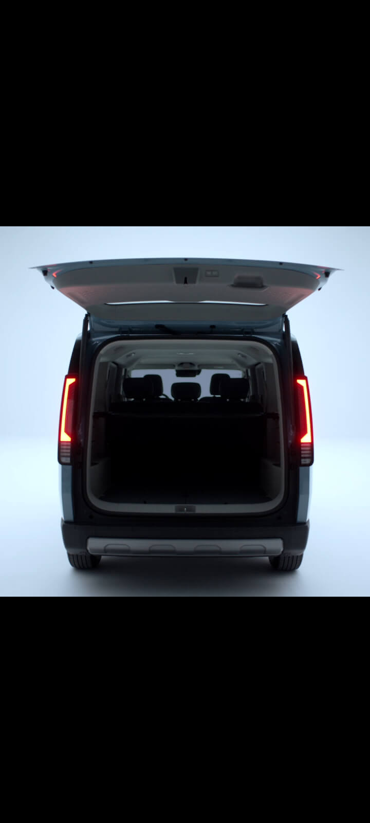 Heckansicht des Kia PV5 Passenger mit geöffneter Heckklappe.