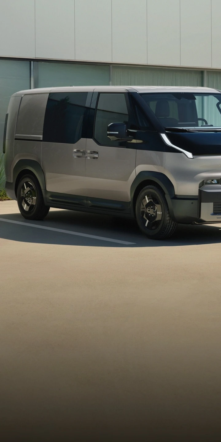 Frontansicht schräg von vorne des Kia PV5 Crew Van
